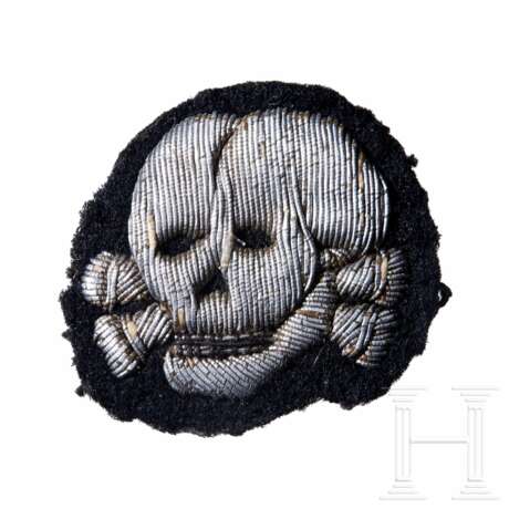 A Cap Insignia for Officers in the Form of a Death’s Head - фото 1