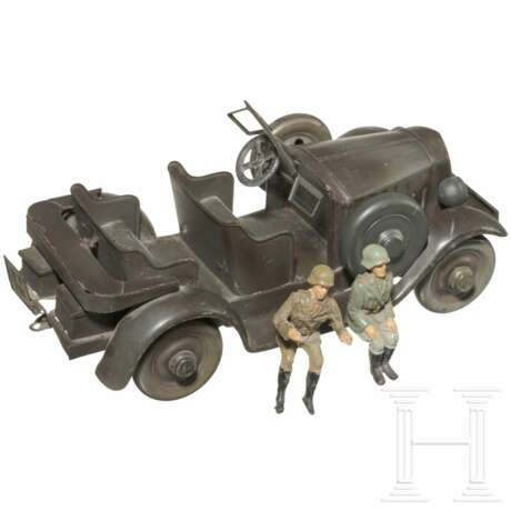 Hausser-Kübelwagen WH 733 mit Blechrädern und zwei Elastolin-Soldaten als Besatzung - фото 2