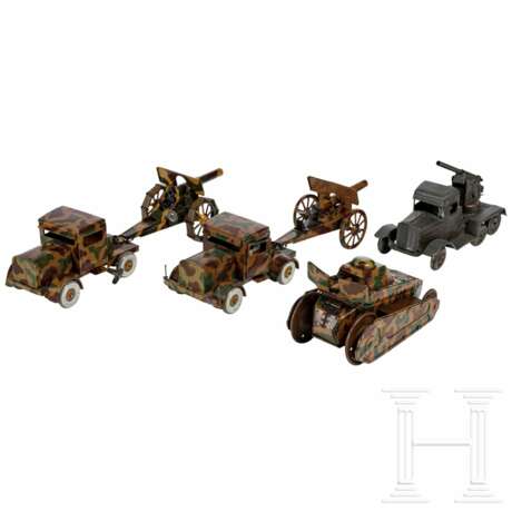 Vier TippCo- und Göso-Militärfahrzeuge mit Flakauto, zwei Zugwagen mit Kanonen und einem Klettertank - photo 1