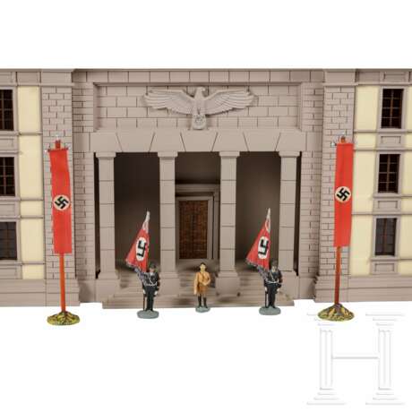 Reichskanzlei Berlin Modellbau Jonas Berlin mit Seitenflügeln, zwei Fahnen und drei Figuren, zu Elastolin und Lineol Figuren passend - photo 2