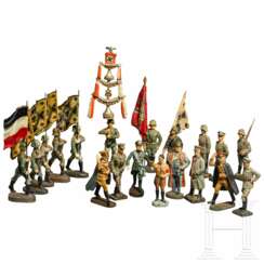 Konvolut 19 Elastolin- und Lineol-Figuren mit Hitler, Göring, Mussolini, Offizieren und Fahnenträgern