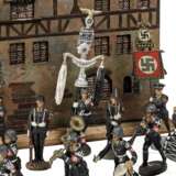 13 Elastolin-SS-Figuren mit Standartenträgern und ein Modell des Albrecht-Dürer-Hauses - photo 7