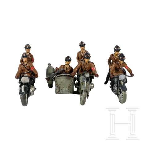 Gruppe von fünf NSKK-Fahnenträgern und Motorrädern mit einem SA-Heim - Foto 3