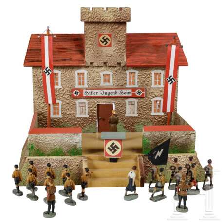 19 Elastolin-Pimpfe, BDM- und SA-Figuren mit einem Holz-Gebäude (Hitler-Jugend-Heim) auf Sockel - Foto 2