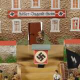 19 Elastolin-Pimpfe, BDM- und SA-Figuren mit einem Holz-Gebäude (Hitler-Jugend-Heim) auf Sockel - photo 7