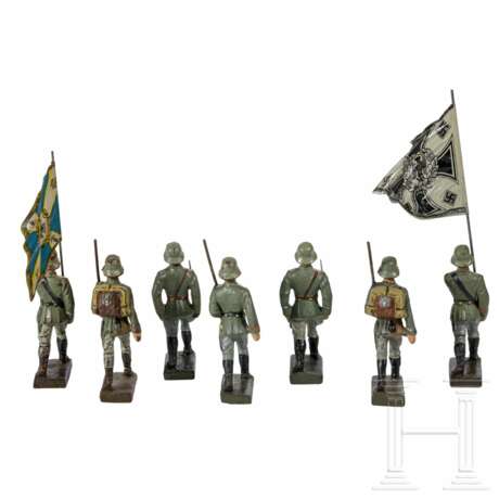 Hausser-Reichswehrkaserne und 64 Lineol-Marschierer des Heeres mit Fahnenträgern - photo 6