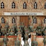 Hausser-Reichswehrkaserne und 64 Lineol-Marschierer des Heeres mit Fahnenträgern - photo 8