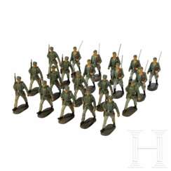 Konvolut Elastolin - zwölf Gebirgsjäger und acht Soldaten mit offenem Kragen und Sturmgepäck im Marsch