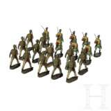 Konvolut Elastolin - zwölf Gebirgsjäger und acht Soldaten mit offenem Kragen und Sturmgepäck im Marsch - Foto 2