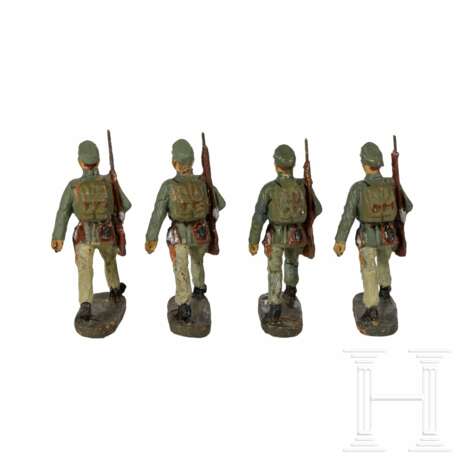 Konvolut Elastolin - zwölf Gebirgsjäger und acht Soldaten mit offenem Kragen und Sturmgepäck im Marsch - фото 4