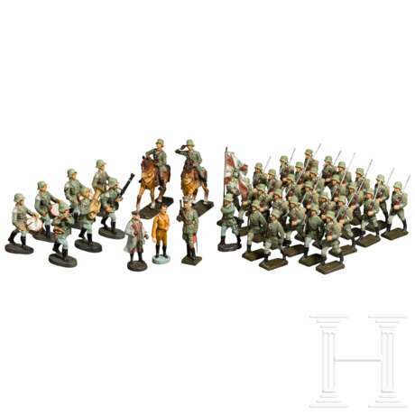 Lineol-Marschkolonne mit 30 Soldaten mit Reitern, sieben Elastolin-Musikern, einer braunen Traditionsfahne und Blomberg mit Hitler und Hindenburg - Foto 1