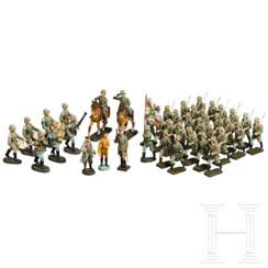 Lineol-Marschkolonne mit 30 Soldaten mit Reitern, sieben Elastolin-Musikern, einer braunen Traditionsfahne und Blomberg mit Hitler und Hindenburg