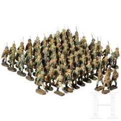 Großes Konvolut mit 125 Lineol- und Elastolin-Soldaten im Marsch mit Fahnenträgern