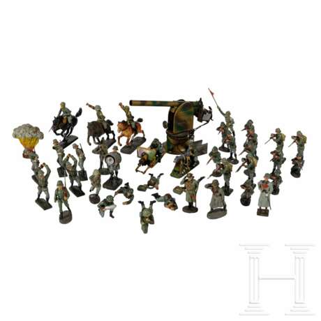 Konvolut von ca. 70 Elastolin- und Lineol-Heeressoldaten mit Stechschritt-Fahnenträger, Reitern und einem Karl Bub-Geschütz - Foto 1