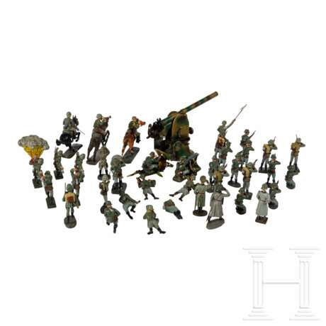 Konvolut von ca. 70 Elastolin- und Lineol-Heeressoldaten mit Stechschritt-Fahnenträger, Reitern und einem Karl Bub-Geschütz - photo 2