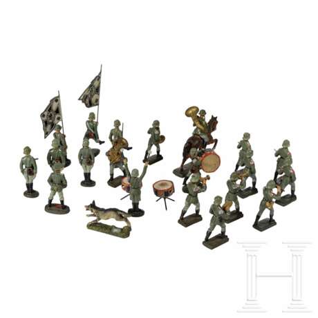 Konvolut von ca. 70 Elastolin- und Lineol-Heeressoldaten mit Stechschritt-Fahnenträger, Reitern und einem Karl Bub-Geschütz - photo 6