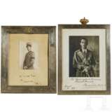 Zwei originalgerahmte Fotos mit Widmungen vom späteren König Umberto II. und Prinz Amedeo, 1932 und 1937 - Foto 1