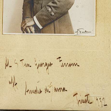 Zwei originalgerahmte Fotos mit Widmungen vom späteren König Umberto II. und Prinz Amedeo, 1932 und 1937 - фото 4