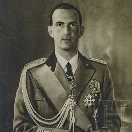 Zwei originalgerahmte Fotos mit Widmungen vom späteren König Umberto II. und Prinz Amedeo, 1932 und 1937 - Foto 10