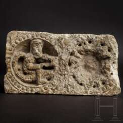 Fragment eines romanischen Kalksteinfrieses, Frankreich, wohl Cluny, 11./12. Jahrhundert