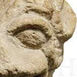 Spätromanischer Groteskenkopf aus Sandstein, Frankreich, 12. Jahrhundert - photo 5