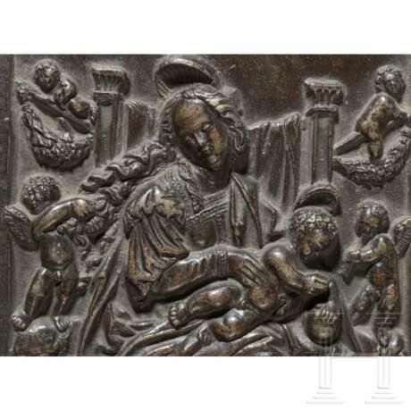Bronzeplakette mit thronender Maria, Augsburg, Umkreis Hans Schwarz, um 1520 - Foto 4