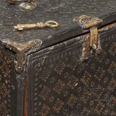 Lederbezogenes Miniatur-Kabinett, wohl Nürnberg, um 1600 - Foto 9