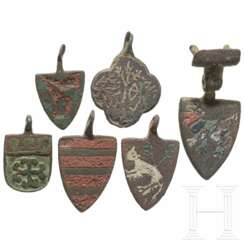 Sammlung emaillierter Turnieranhänger, England, 13./14. Jahrhundert