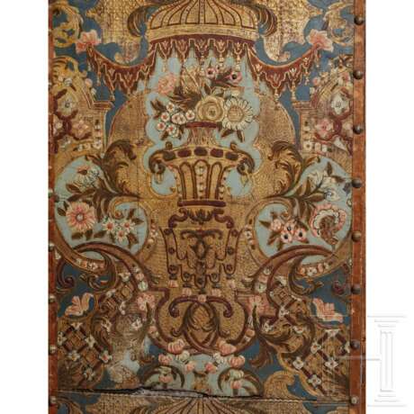 Großer barocker Paravent mit geprägtem Lederbezug, deutsch, 18. Jahrhundert - photo 2