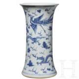 Blau-weiße Vase, China, 19. - Anfang 20. Jahrhundert - Foto 1