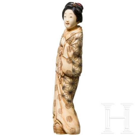 Okimono einer Geisha, Japan, Meiji-/Taisho-Periode - Foto 2