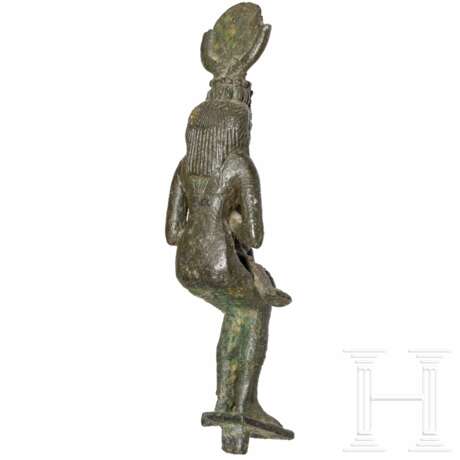 Bronze der Göttin Isis mit Harpokrates, Ägypten, Spätzeit, 664 - 332 vor Christus - фото 4