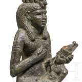 Bronze der Göttin Isis mit Harpokrates, Ägypten, Spätzeit, 664 - 332 vor Christus - фото 5