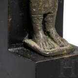 Bronze der Göttin Isis mit Harpokrates, Ägypten, Spätzeit, 664 - 332 vor Christus - фото 6