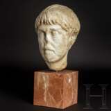 Marmorkopf eines jungen Mannes, römisch, 2. Jahrhundert, Hadrianische bis Antoninische Zeit - Foto 5