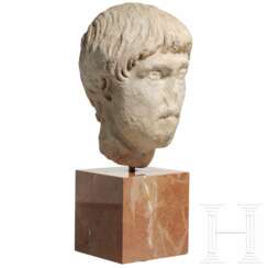 Marmorkopf eines jungen Mannes, römisch, 2. Jahrhundert, Hadrianische bis Antoninische Zeit