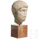 Marmorkopf eines jungen Mannes, römisch, 2. Jahrhundert, Hadrianische bis Antoninische Zeit - photo 1