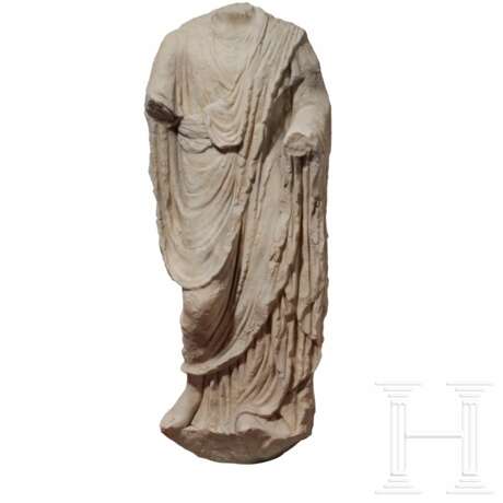 Marmorstatue eines Togatus, römisch, 1. Jahrhundert vor Christus - Foto 1