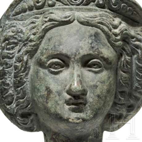 Große Bronzeapplike mit dem Haupt einer Göttin, römisch, 1. - 2. Jahrhundert - photo 5