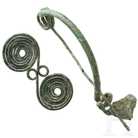Brillenfibel und große Bogenfibel, Mitteleuropa, jüngere Bronzezeit - Hallstattzeit, 8. - 7. Jahrhundert vor Christus - Foto 1