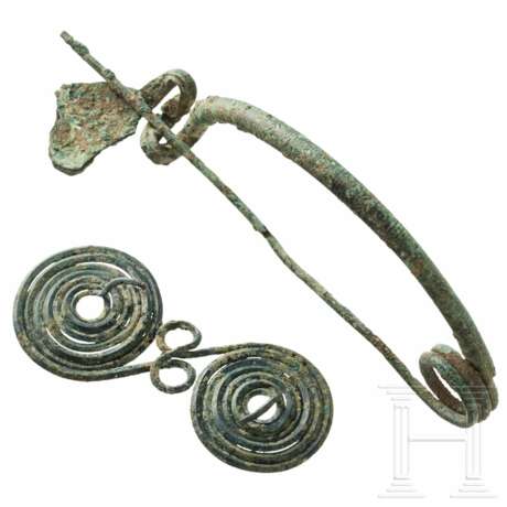 Brillenfibel und große Bogenfibel, Mitteleuropa, jüngere Bronzezeit - Hallstattzeit, 8. - 7. Jahrhundert vor Christus - Foto 2