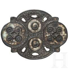 Pferdegeschirrbeschlag mit Emaille- und Silbereinlagen, keltisch, 1. Jahrhundert v. - 1. Jahrhundert n. Chr.