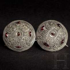 Vorzüglich erhaltenes silbernes Fibelpaar, wikingisch, 10 - 11. Jahrhundert