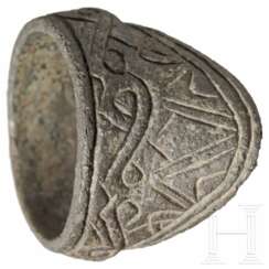 Ring eines Bogenschützen, Bronze, graviert mit Odins Raben Hugin und Munin, wikingisch, 9./10. Jahrhundert