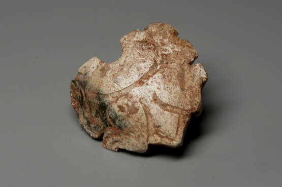 A FROG SHAPE JADE CHAPE WESTERN ZHOU PERIOD (1046-771BC) - Foto 2