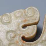 A JADE DRAGON PENDANT WARRING STATES PERIOD (476-221BC) - фото 3