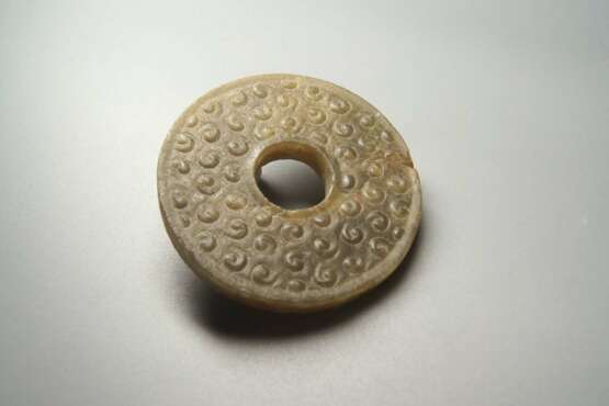 A GRAIN PATTERN JADE DISC BI HAN DYNASTY (206BC-220AD) - photo 1