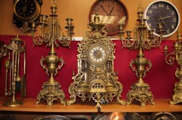 mantel clock with 2 candelabra 