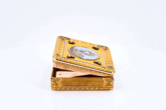 Hanau. Exquisite gold and enamel snuffbox set with old-cut diamonds and with dedication to William I Duke of Nassau - photo 12