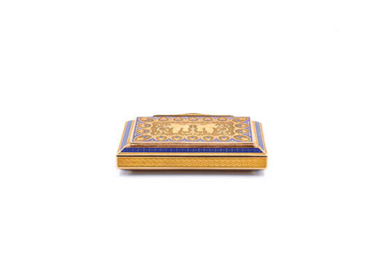 Presumably Hanau. Gold and enamel snuffbox with sphinges - photo 1